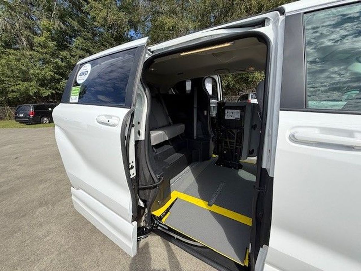 White Toyota Sienna image number 4