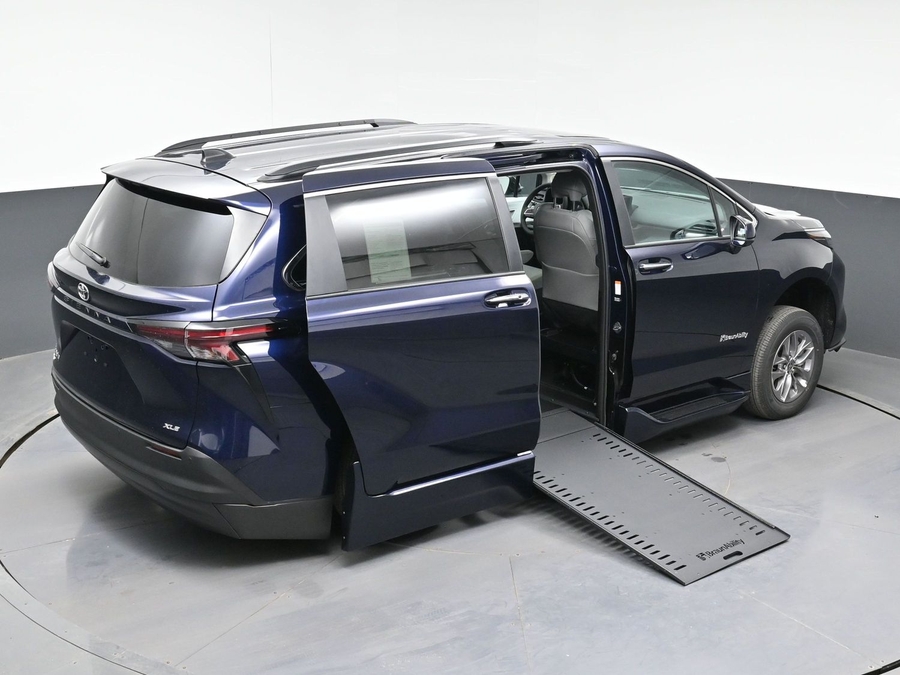 New 2026 Toyota Sienna Hybrid XLE Add - BraunAbility Side Entry Entry In Floor Automatic Ramp