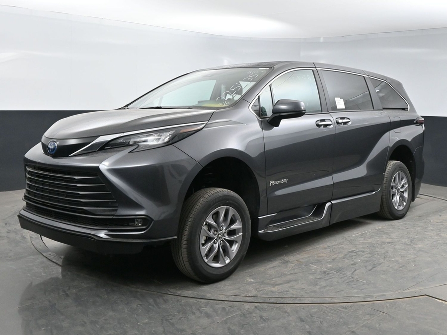 New 2025 Toyota Sienna Hybrid XLE Base - BraunAbility Side Entry Entry Fold Out Automatic Ramp