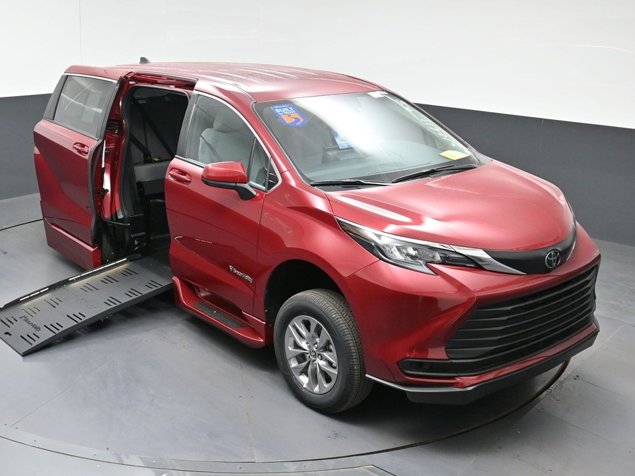 New 2026 Toyota Sienna Hybrid LE - BraunAbility Side Entry Fold Out Automatic Ramp