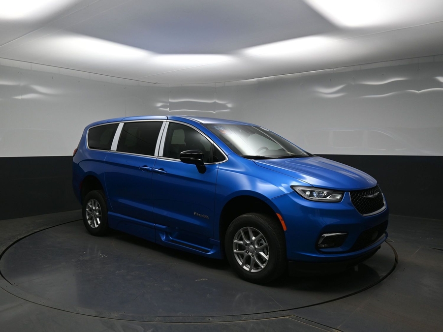Blue Chrysler Pacifica image number 16