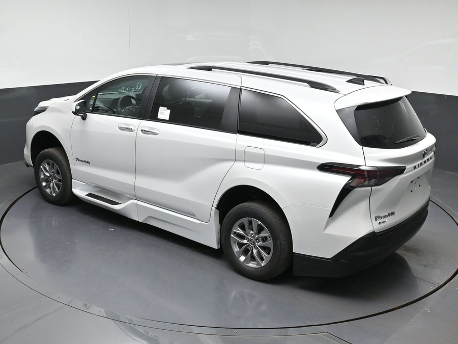 New 2026 Toyota Sienna Hybrid XLE Base - BraunAbility Side Entry Fold Out Automatic Ramp