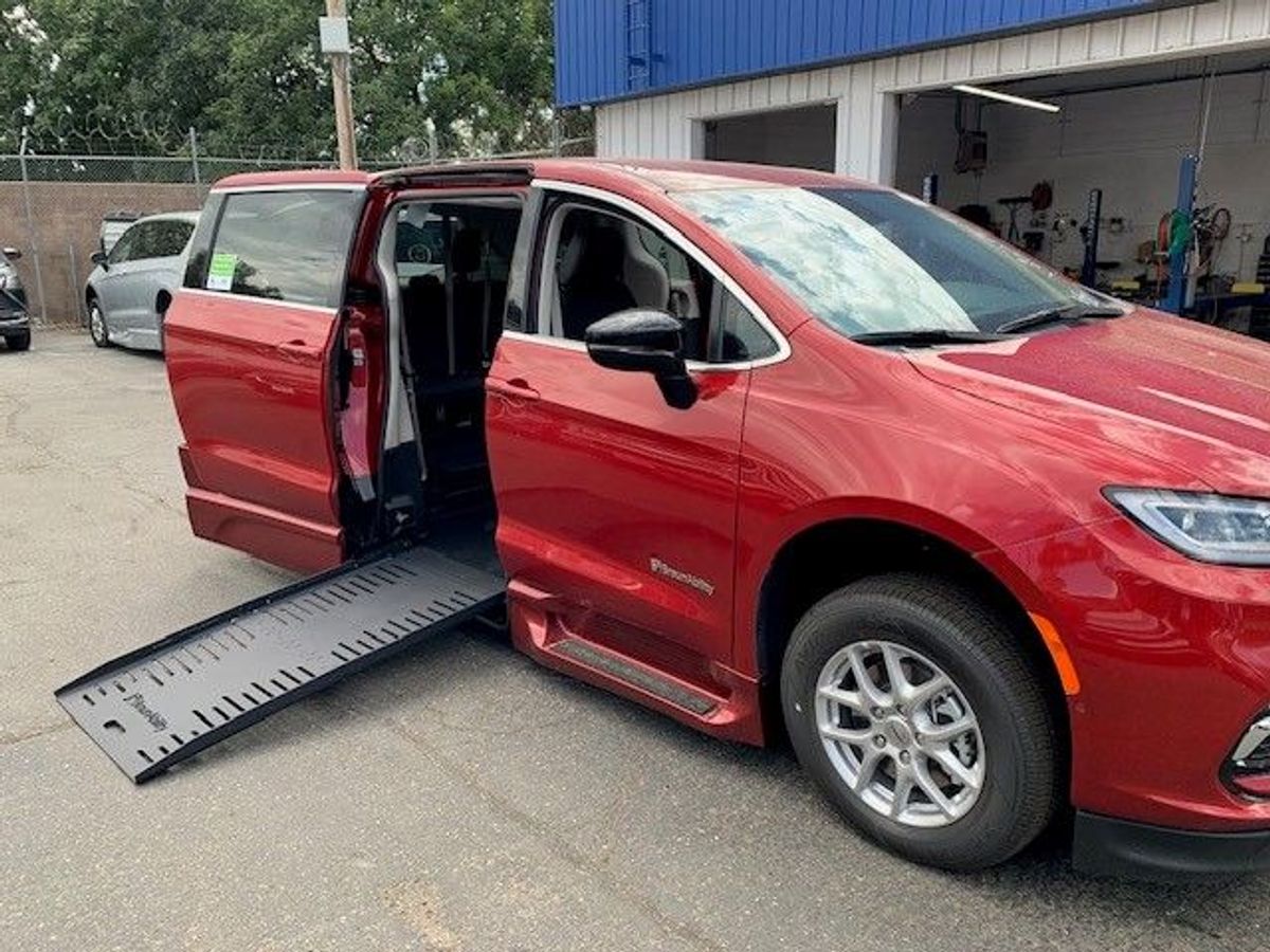 2024 Chrysler Pacifica Touring L - Photo 9