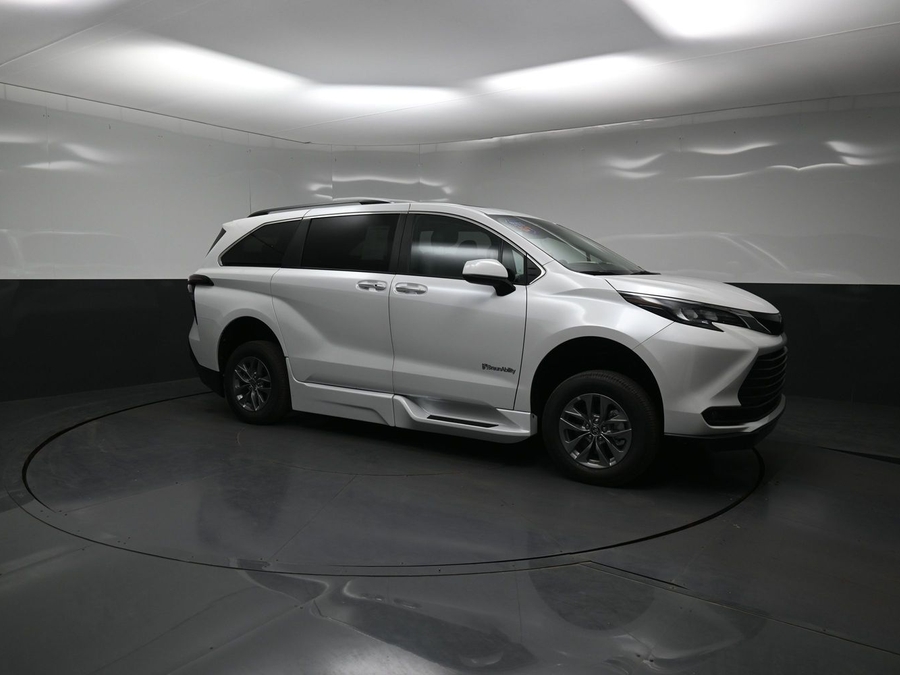 White Toyota Sienna image number 24