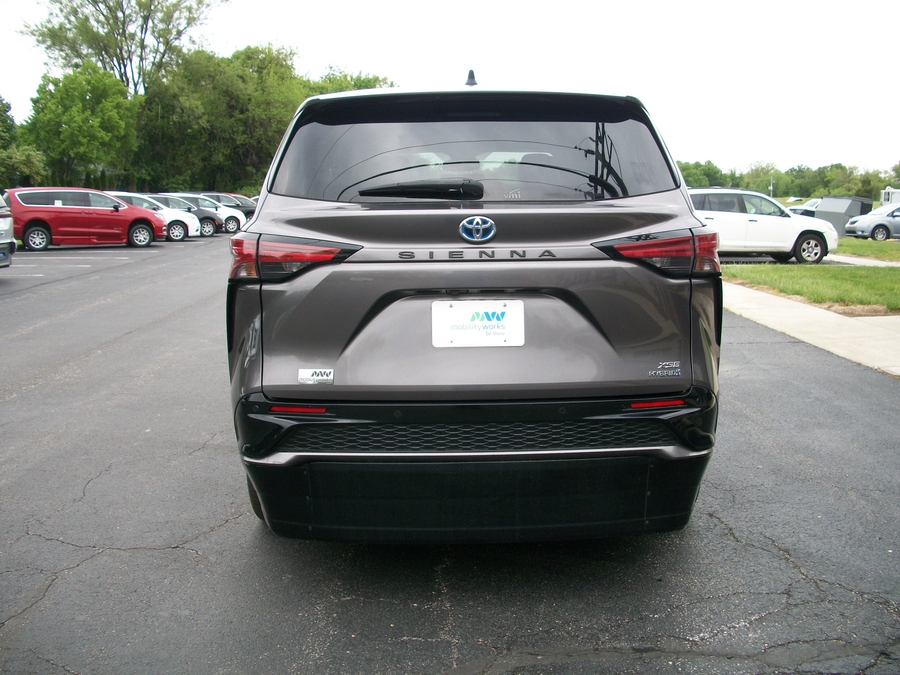 Grey Toyota Sienna image number 7