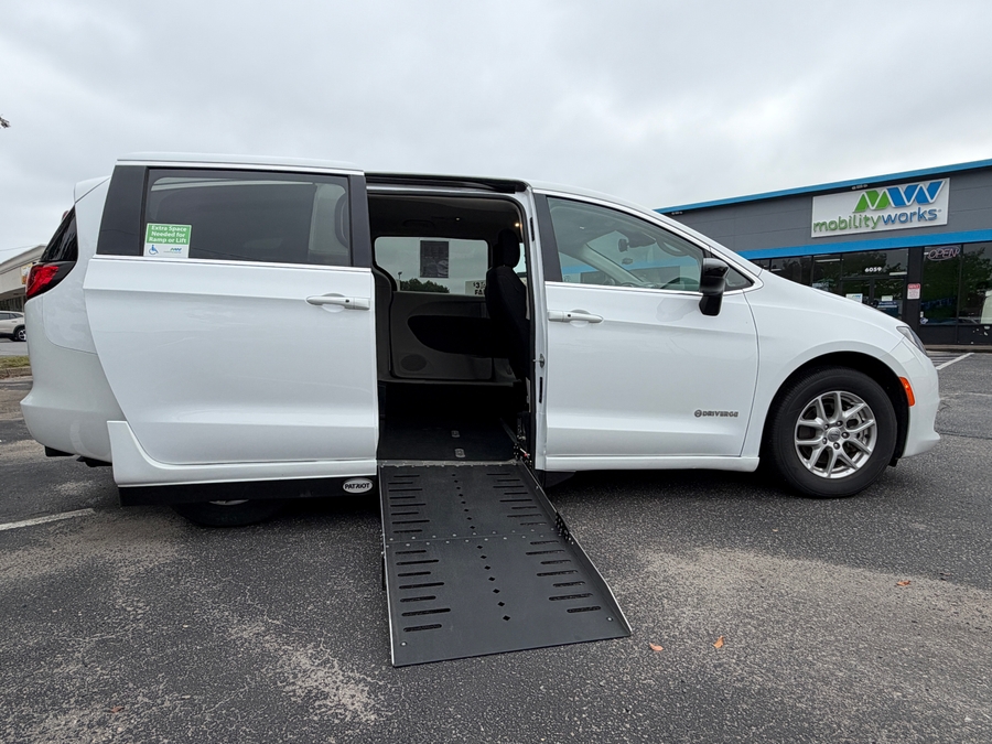 White Chrysler Voyager image number 21