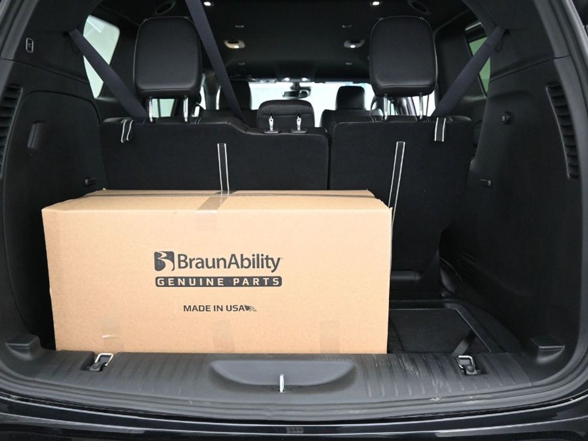 Black Chrysler Pacifica image number 12