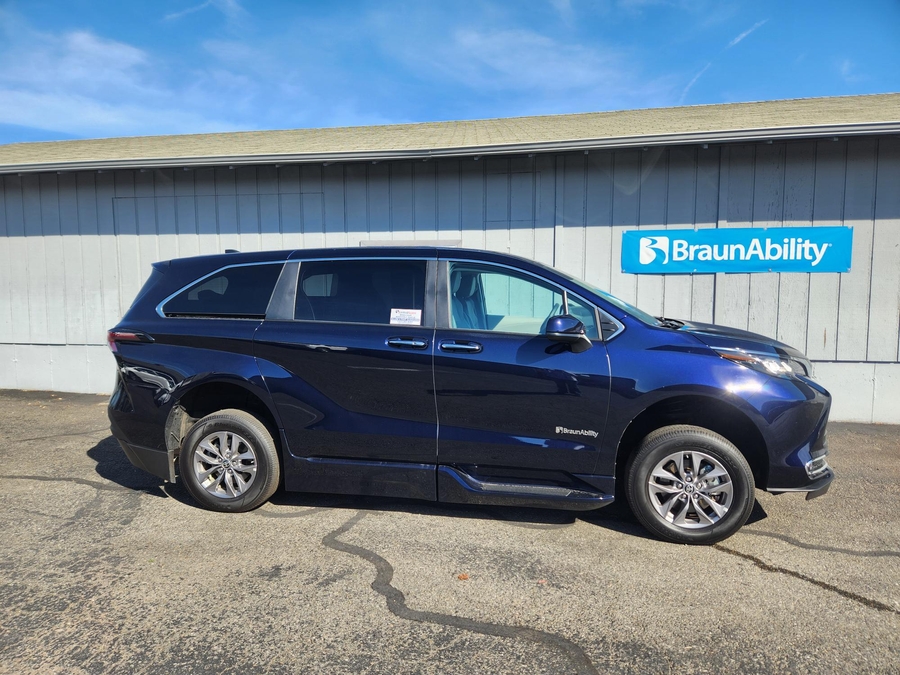 Used 2023 Toyota Sienna Hybrid XLE - BraunAbility Side Entry In Floor Automatic Ramp