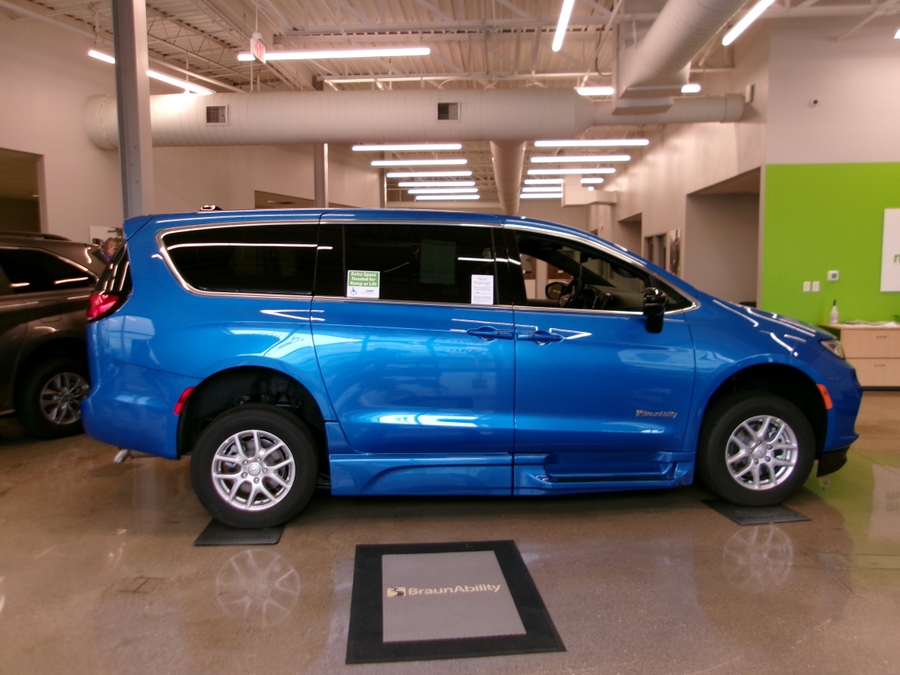Blue Chrysler Pacifica image number 21