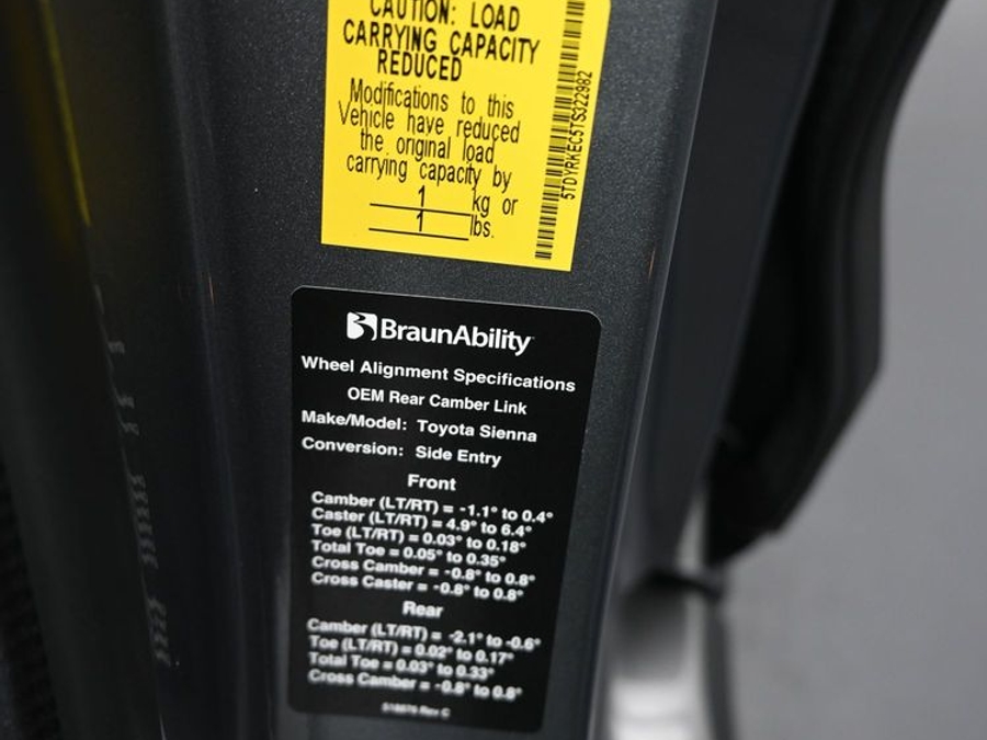 New 2026 Toyota Sienna Hybrid XLE Base - BraunAbility Side Entry In Floor Automatic Ramp