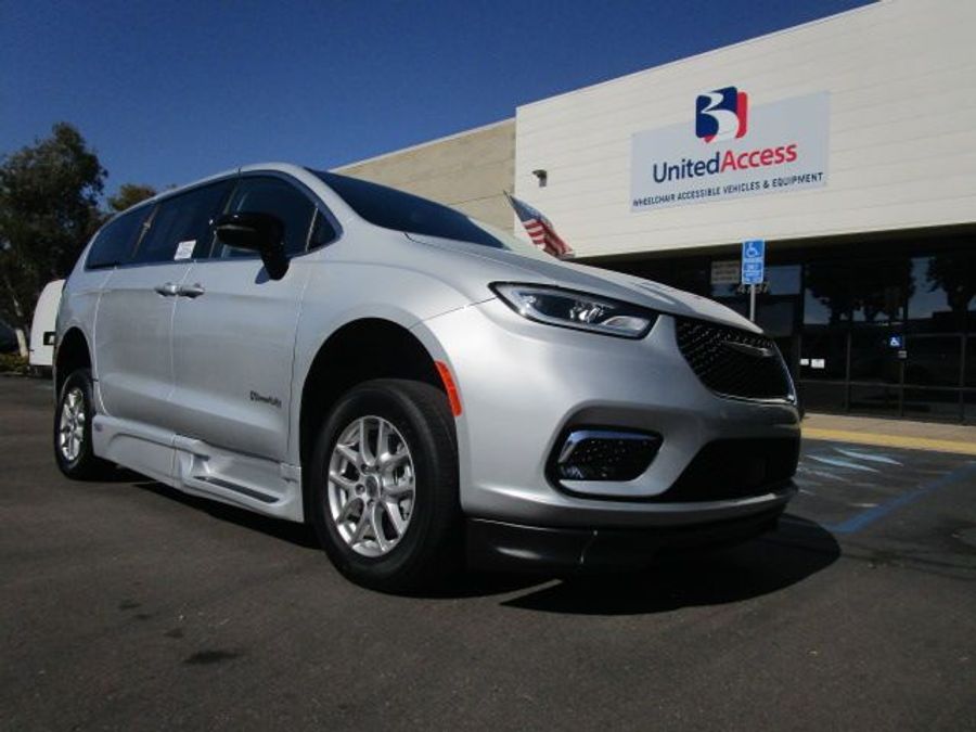 Used 2024 Chrysler Pacifica Touring L - BraunAbility Side Entry Entry Fold Out Automatic Ramp