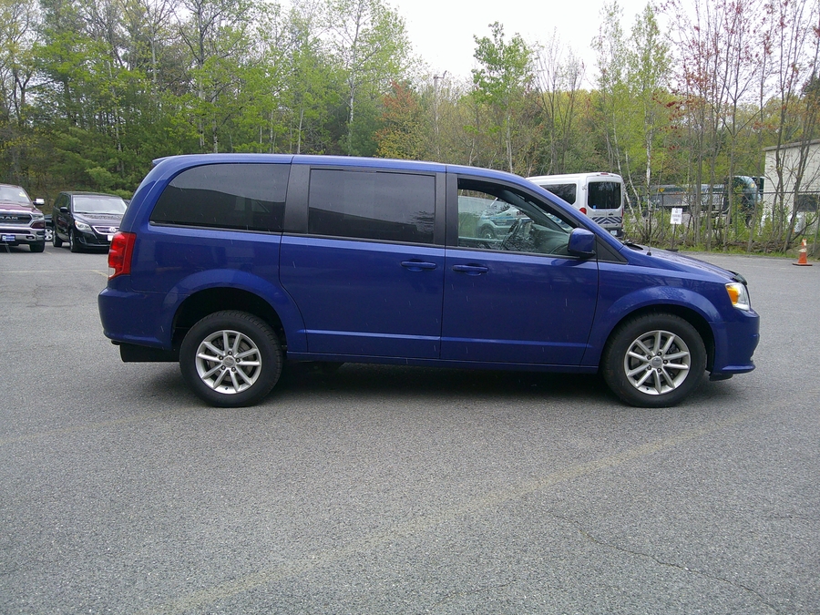 Blue Dodge Grand Caravan image number 3