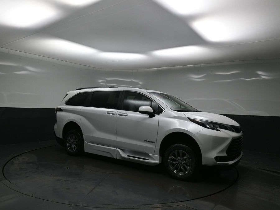 White Toyota Sienna image number 14