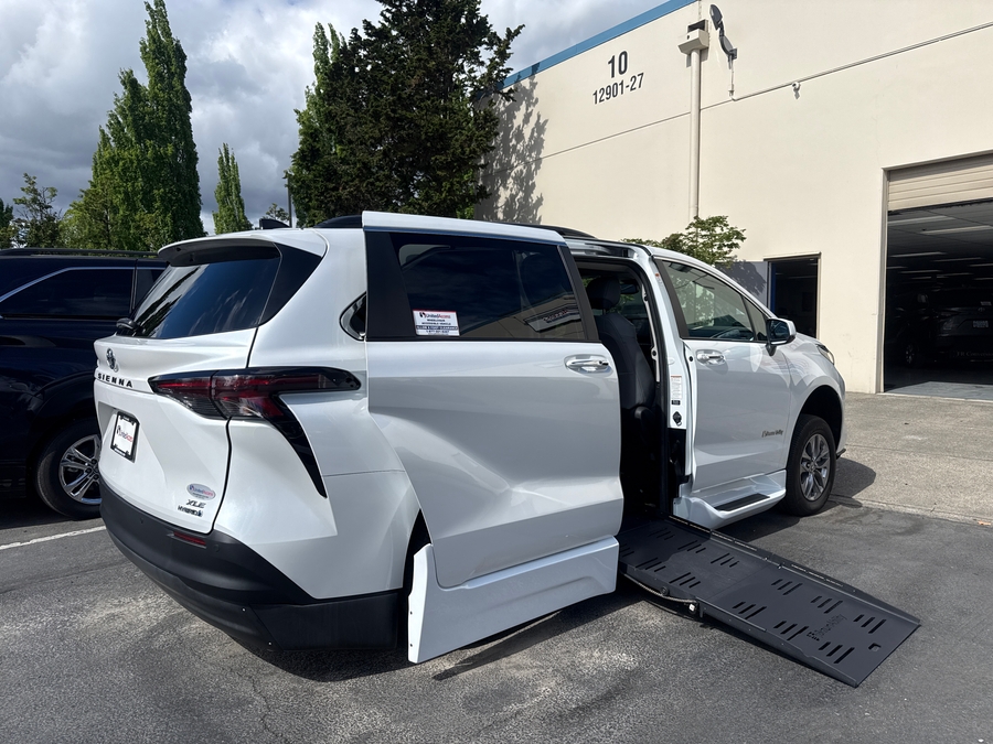 Used 2024 Toyota Sienna Hybrid XLE Plus - BraunAbility Side Entry Entry Fold Out Automatic Ramp