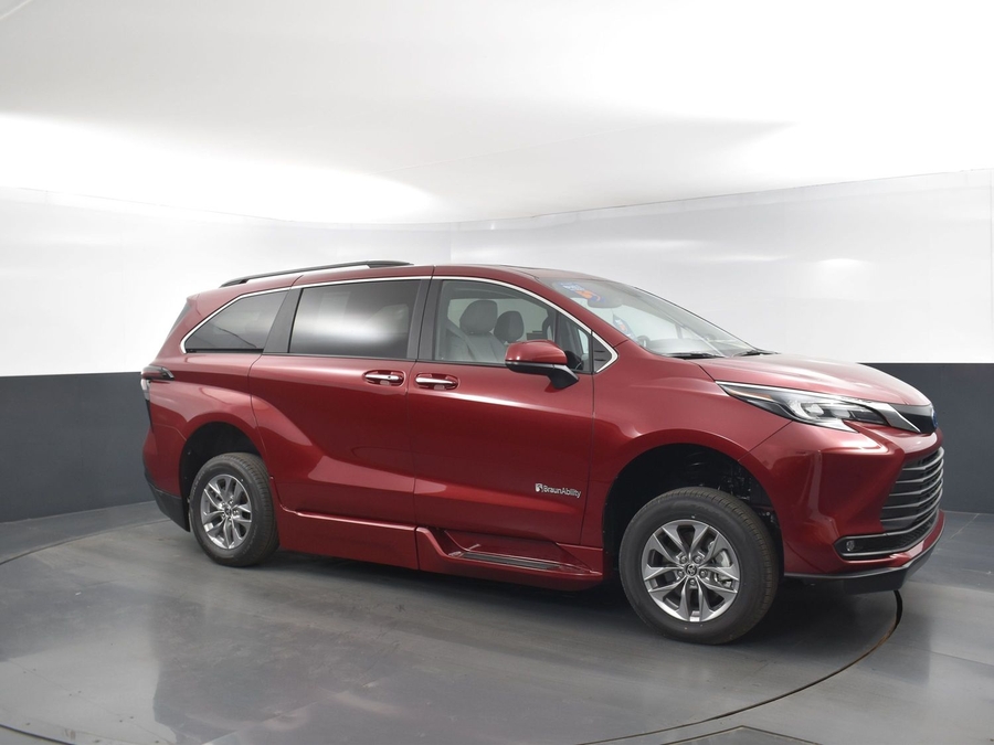 New 2025 Toyota Sienna Hybrid XLE Plus - BraunAbility Side Entry Entry In Floor Automatic Ramp