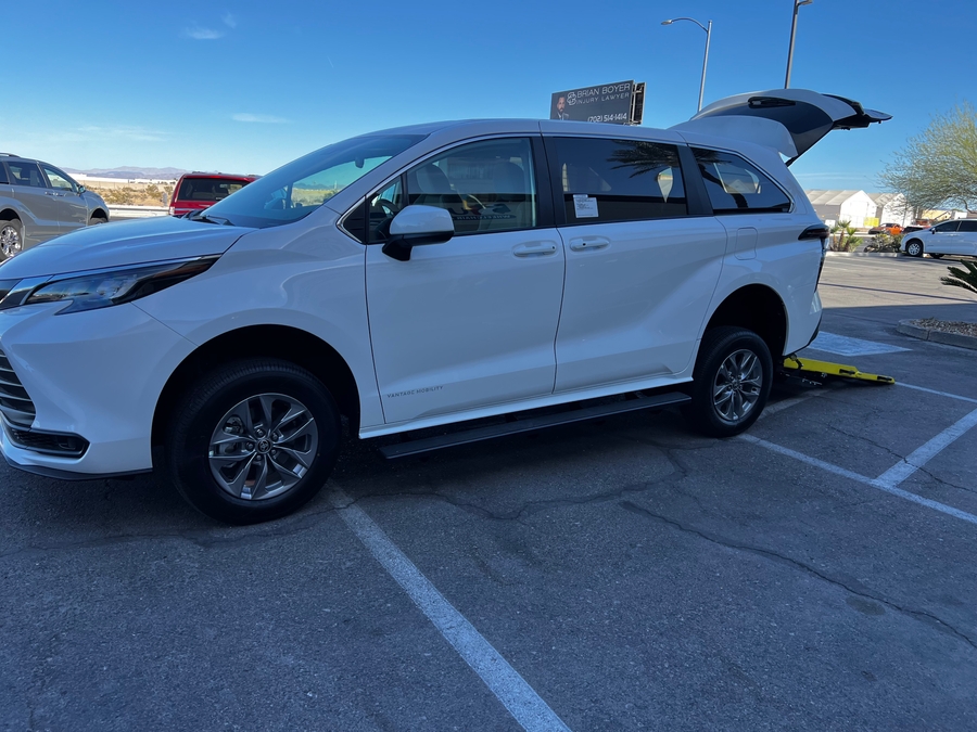 New 2026 Toyota Sienna Hybrid LE w swivel 2nd row - Vantage Mobility Commercial Rear Entry Entry Fold Out Manual Ramp