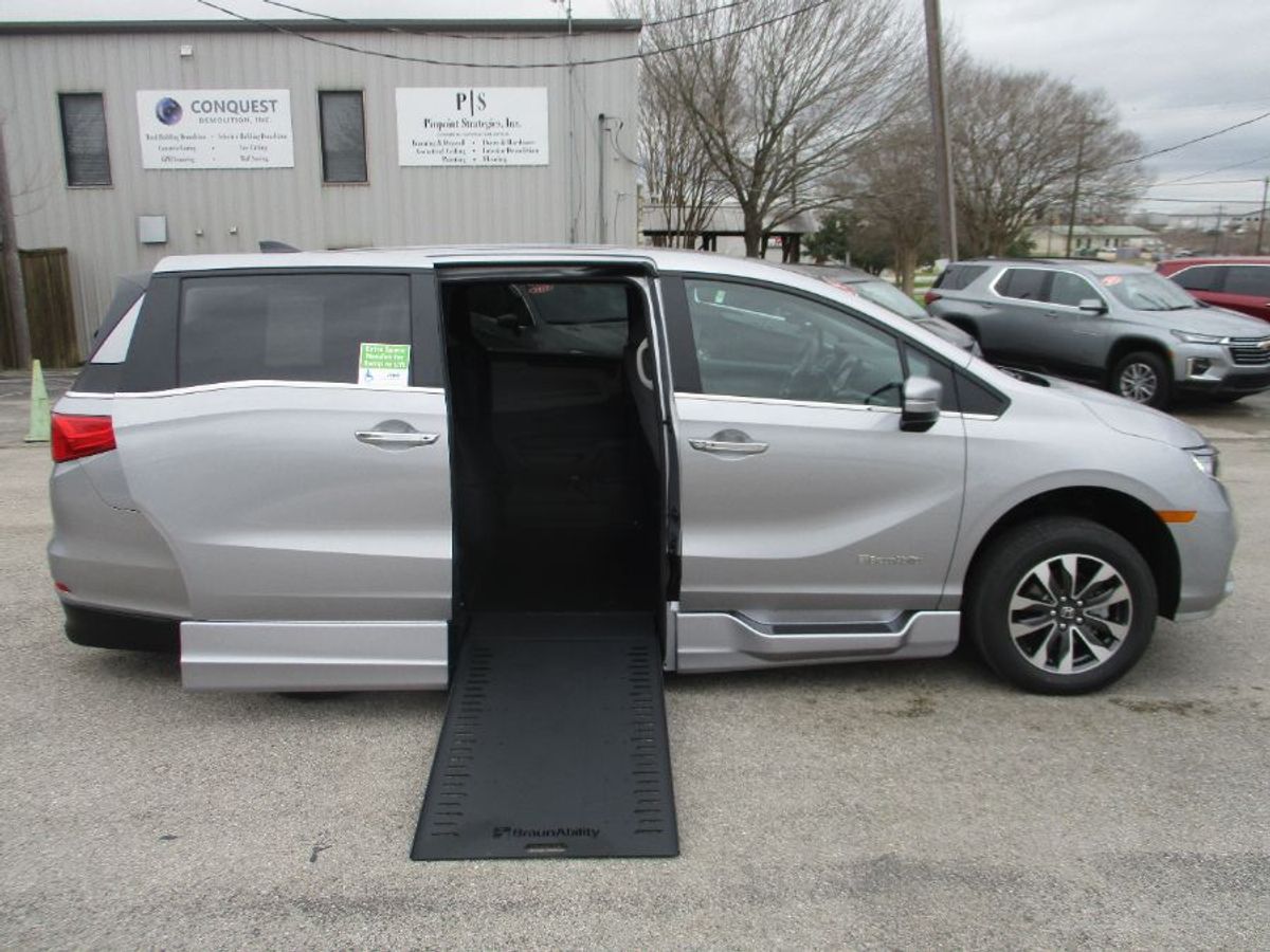 Silver Honda Odyssey with Side Entry Automatic In Floor ramp