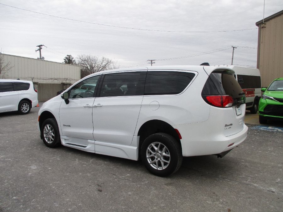 2023 CHRYSLER VOYAGER - Image 4