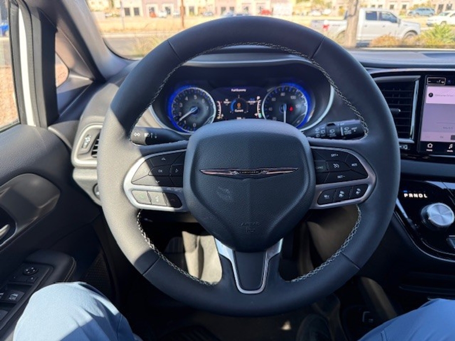 White Chrysler Voyager image number 15