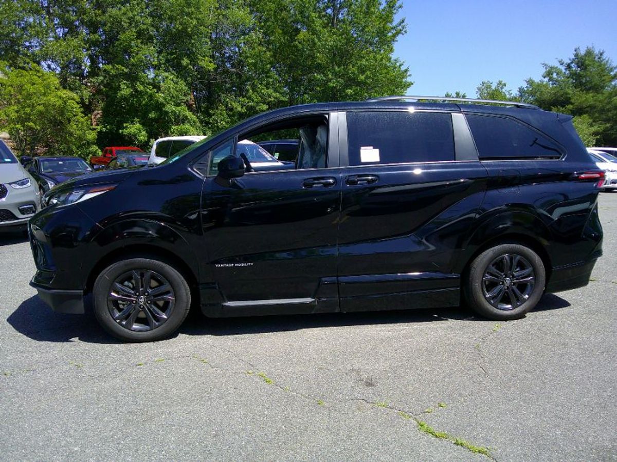 Black Toyota Sienna image number 8