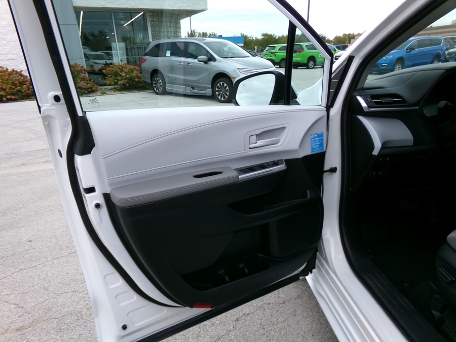 White Toyota Sienna image number 3