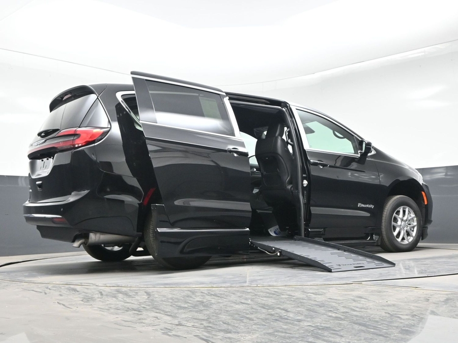 Black Chrysler Pacifica image number 20