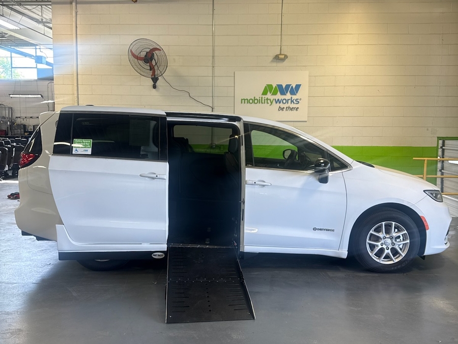 White Chrysler Pacifica image number 4