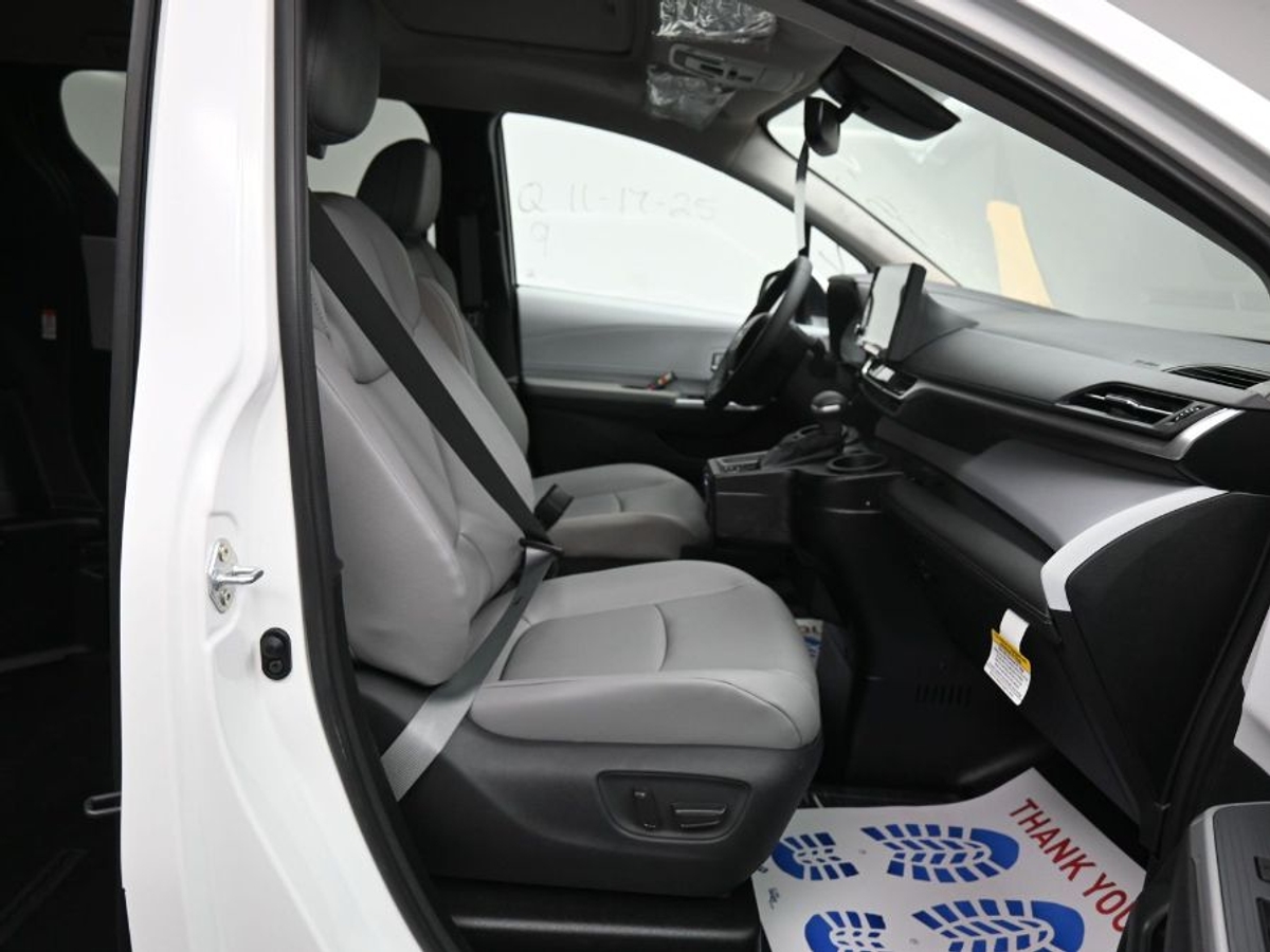 2025 TOYOTA SIENNA - Image 9