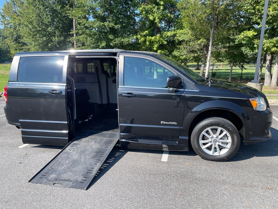  Dodge Grand Caravan with Side Entry Automatic Fold Out ramp