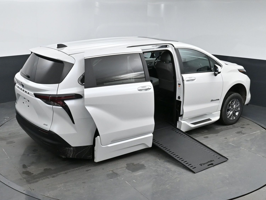 New 2025 Toyota Sienna Hybrid XLE Base - BraunAbility Side Entry Entry In Floor Automatic Ramp