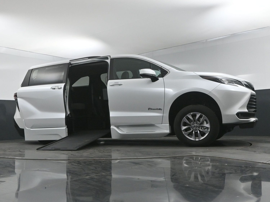 New 2025 Toyota Sienna Hybrid XLE Plus - BraunAbility Side Entry Entry In Floor Automatic Ramp