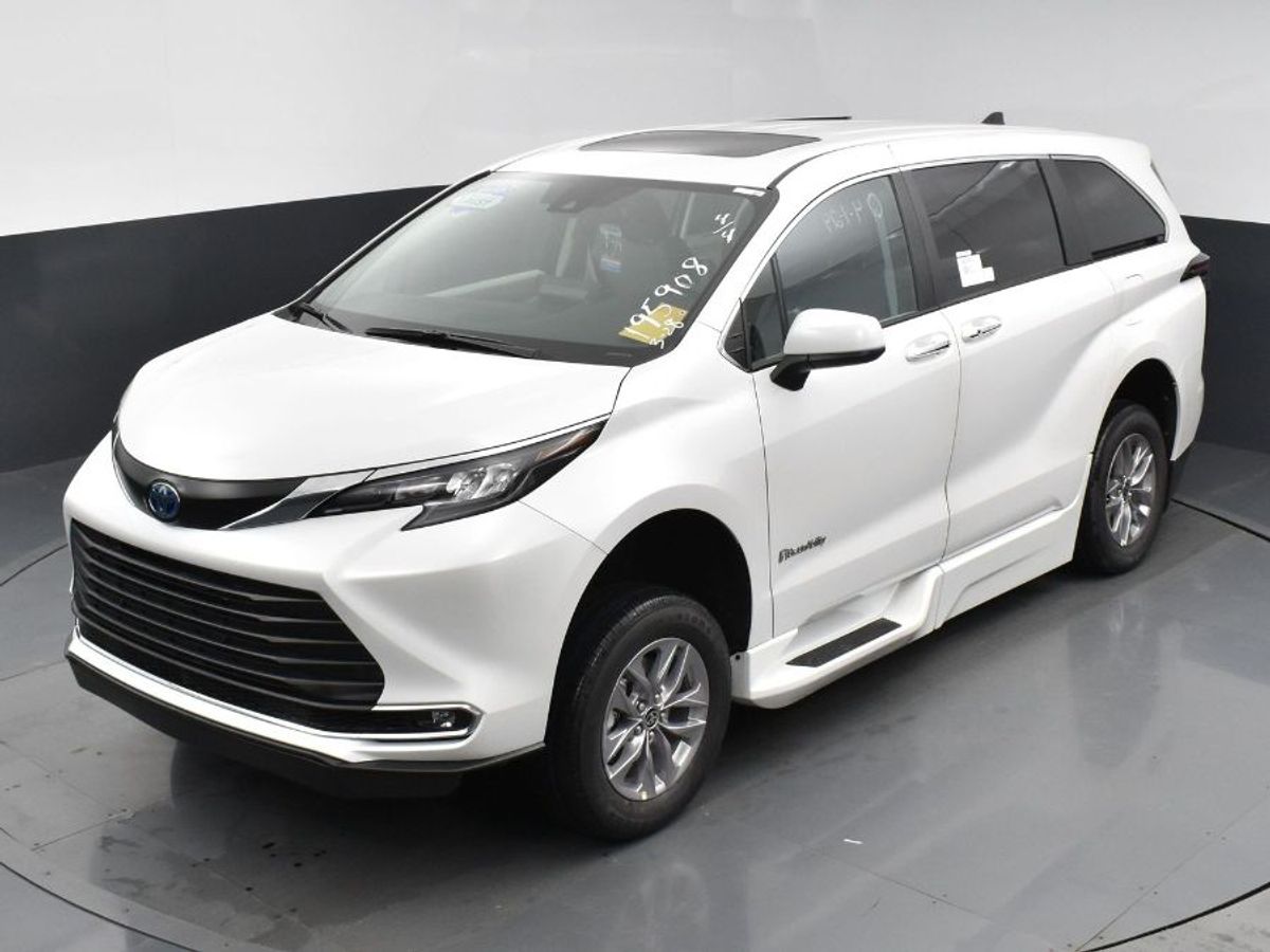 White Toyota Sienna image number 14