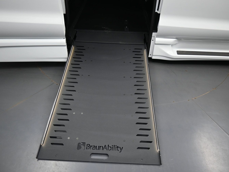 New 2026 Chrysler Pacifica Select Plus - BraunAbility Side Entry Entry In Floor Automatic Ramp