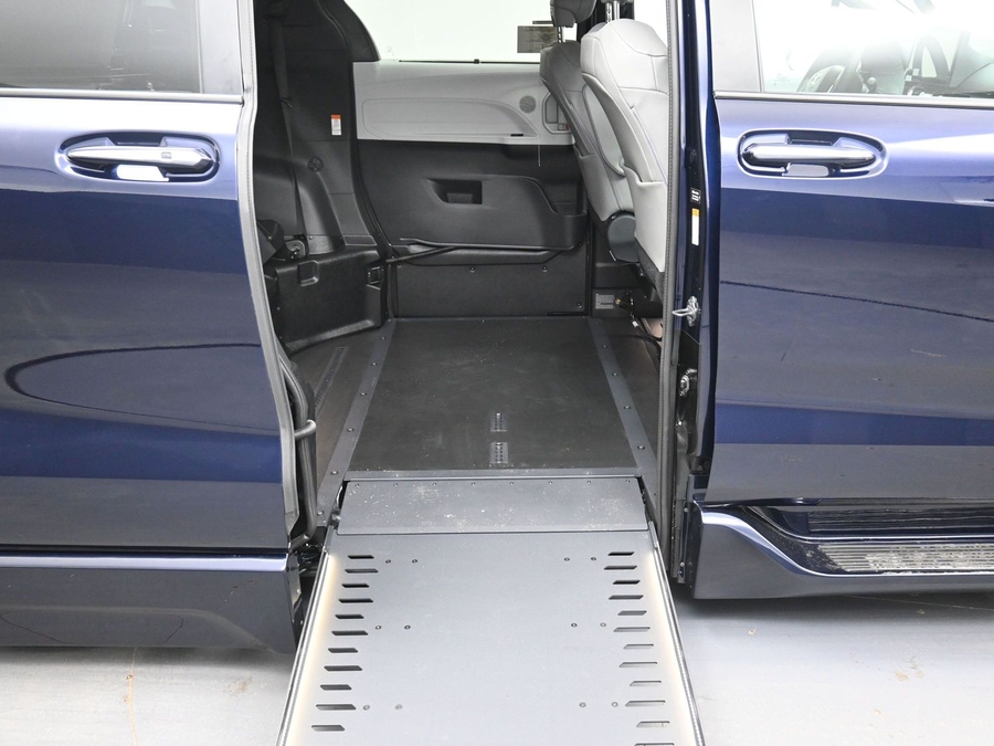 Blue Toyota Sienna image number 11