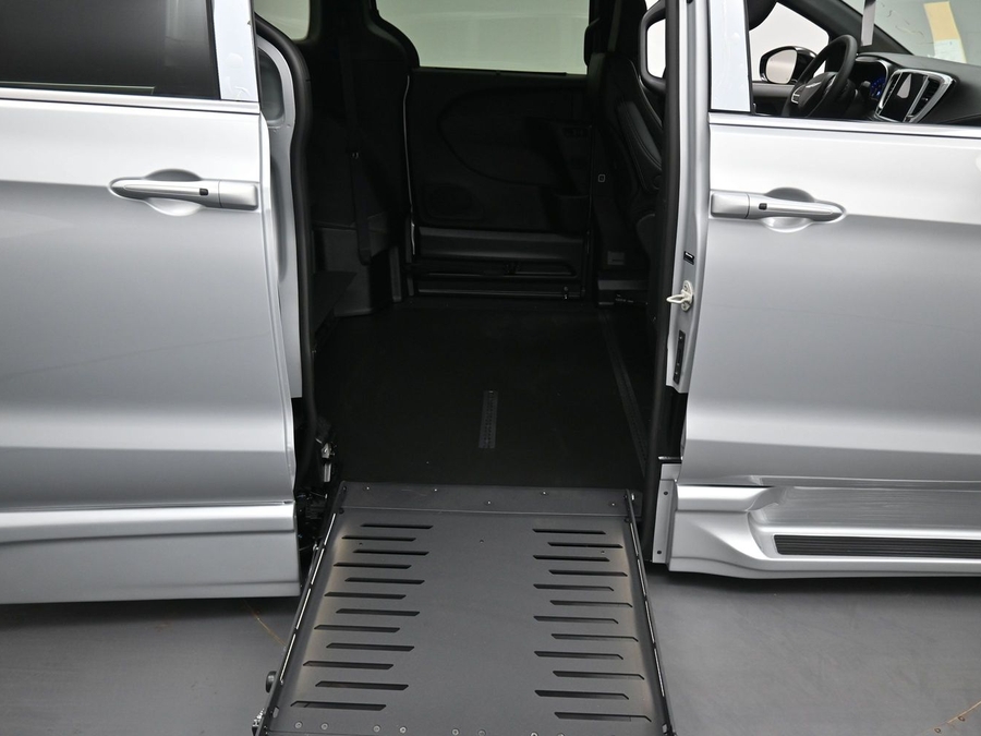 New 2026 Chrysler Pacifica Select Safety - BraunAbility Side Entry Entry Fold Out Automatic Ramp