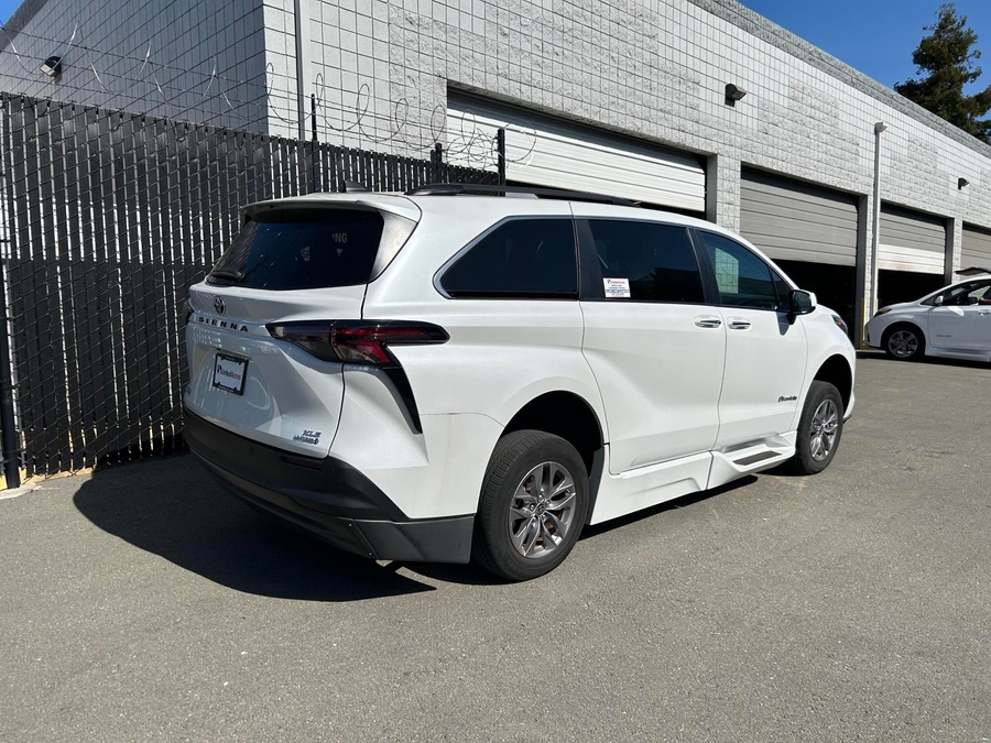Used 2023 Toyota Sienna Hybrid XLE - BraunAbility Side Entry Entry Fold Out Automatic Ramp