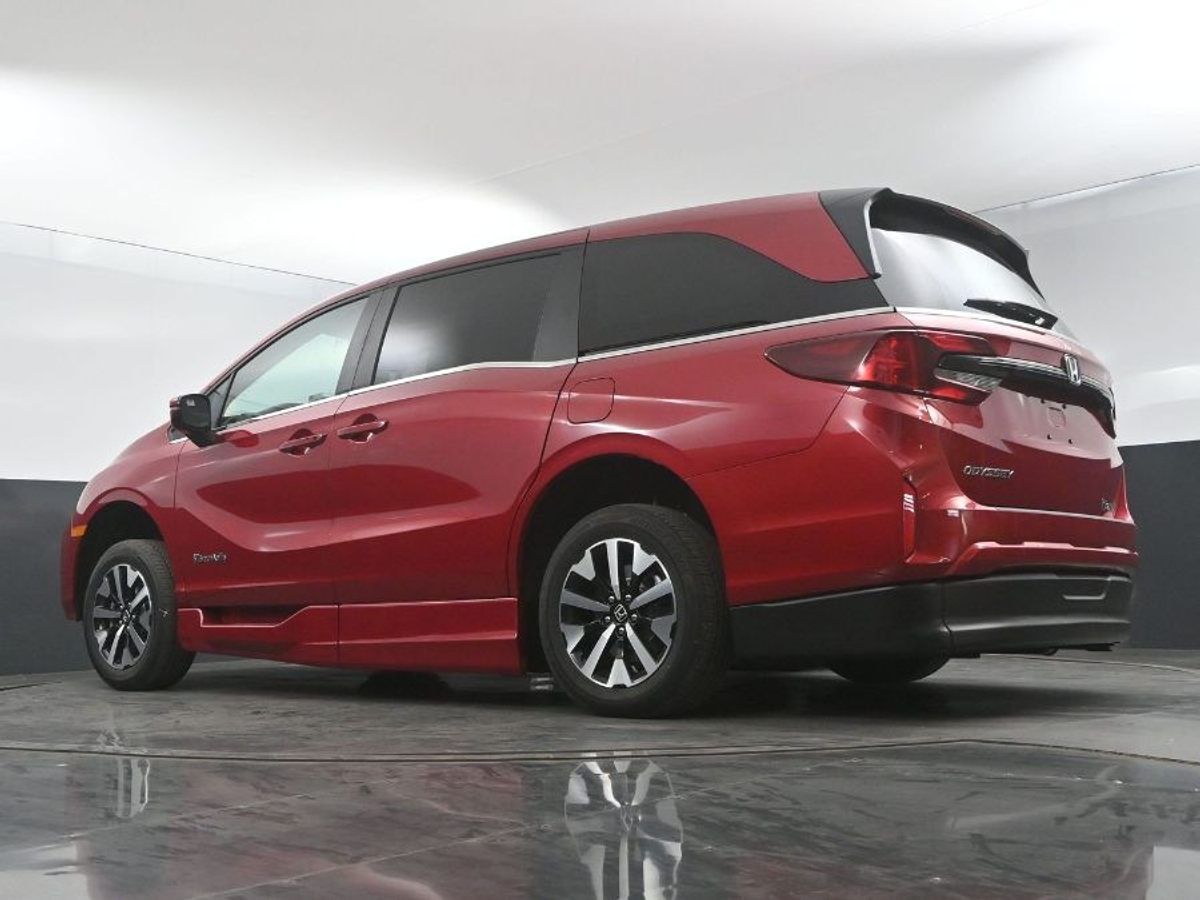 Red Honda Odyssey image number 19