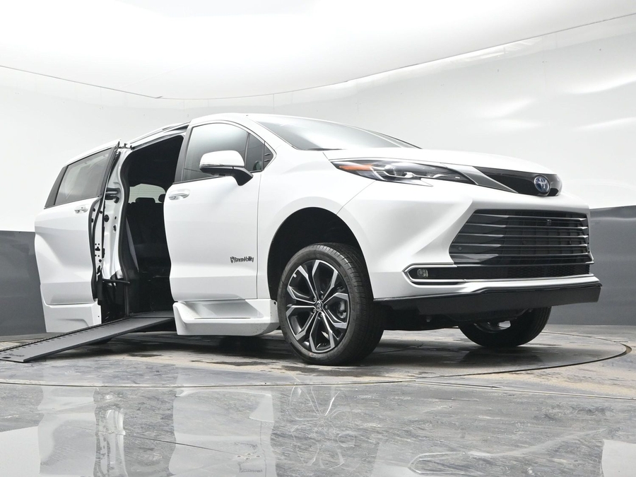 New 2025 Toyota Sienna Hybrid Platinum - BraunAbility Side Entry Entry In Floor Automatic Ramp