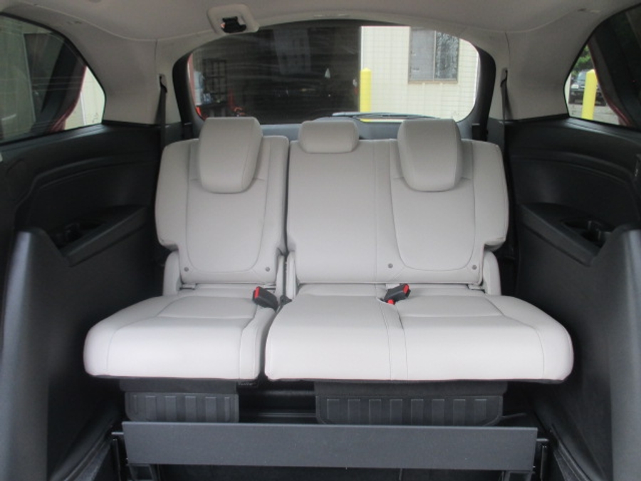 Red Honda Odyssey image number 9