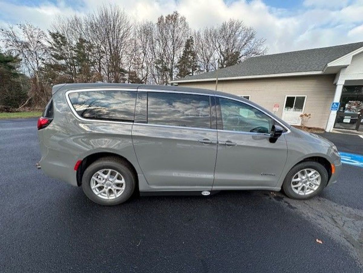 2024 Chrysler Pacifica Touring's photo