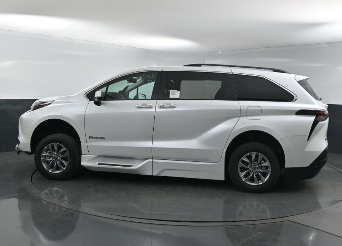 2025 TOYOTA SIENNA - Image 2