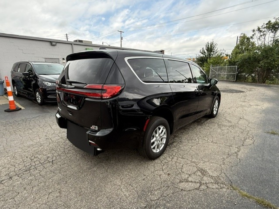 2026 Chrysler Pacifica Select - Photo 3