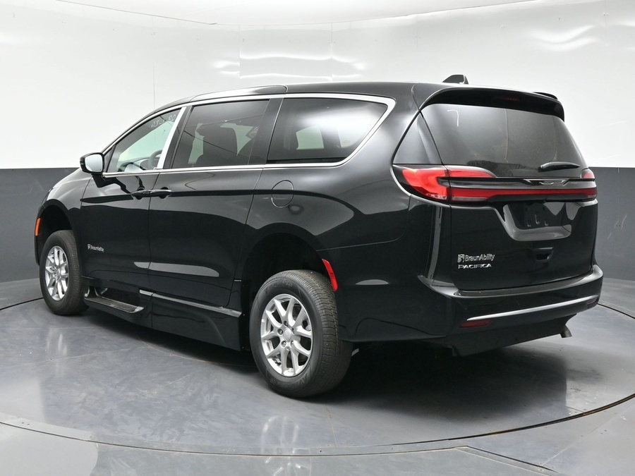 Black Chrysler Pacifica image number 2