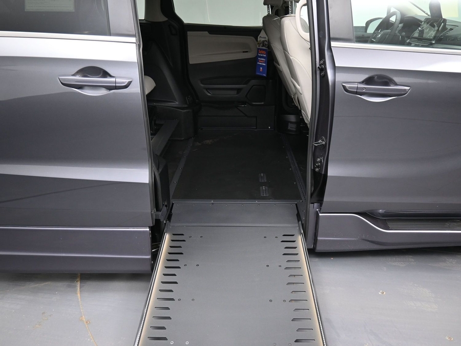 Grey Honda Odyssey image number 10