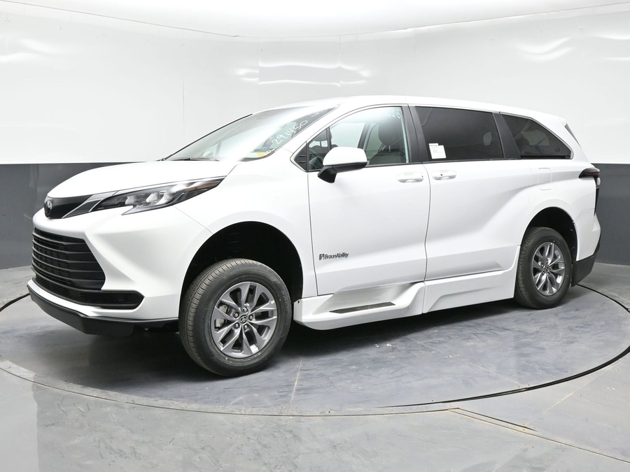 New 2026 Toyota Sienna Hybrid LE - BraunAbility Side Entry Entry Fold Out Automatic Ramp