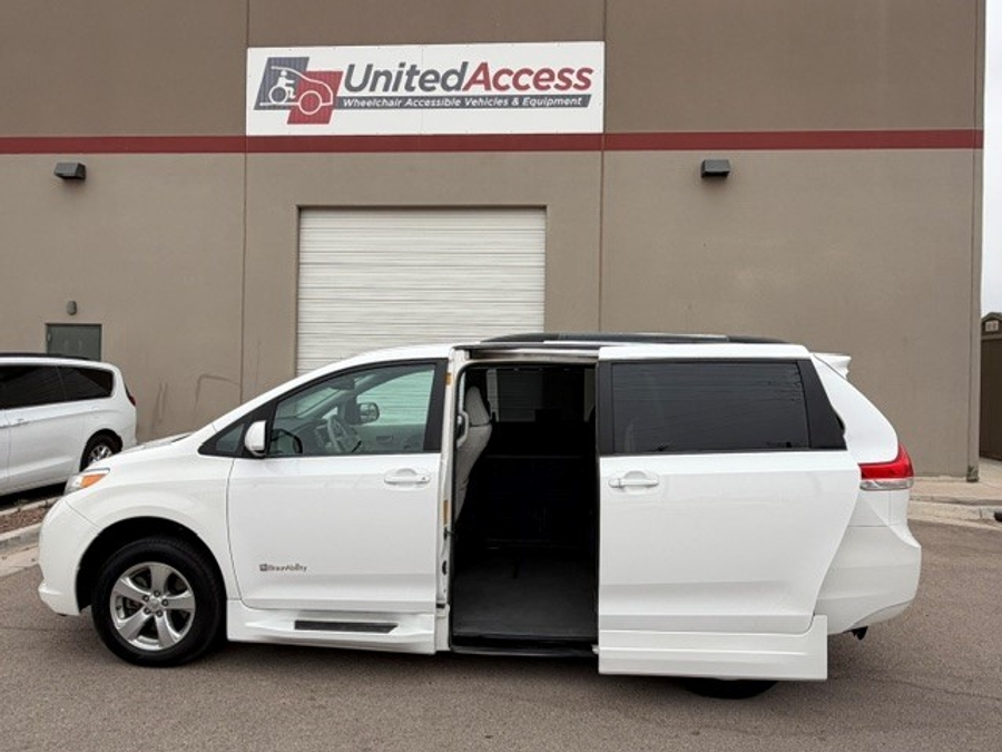 Used 2013 Toyota Sienna LE - BraunAbility Side Entry Entry Fold Out Automatic Ramp