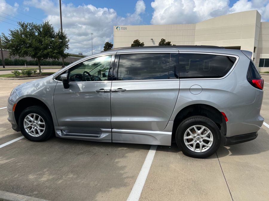 Used 2021 Chrysler Voyager LXi Base - BraunAbility Side Entry Entry Fold Out Automatic Ramp