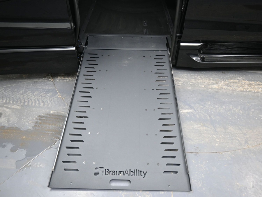 Black Chrysler Pacifica image number 10