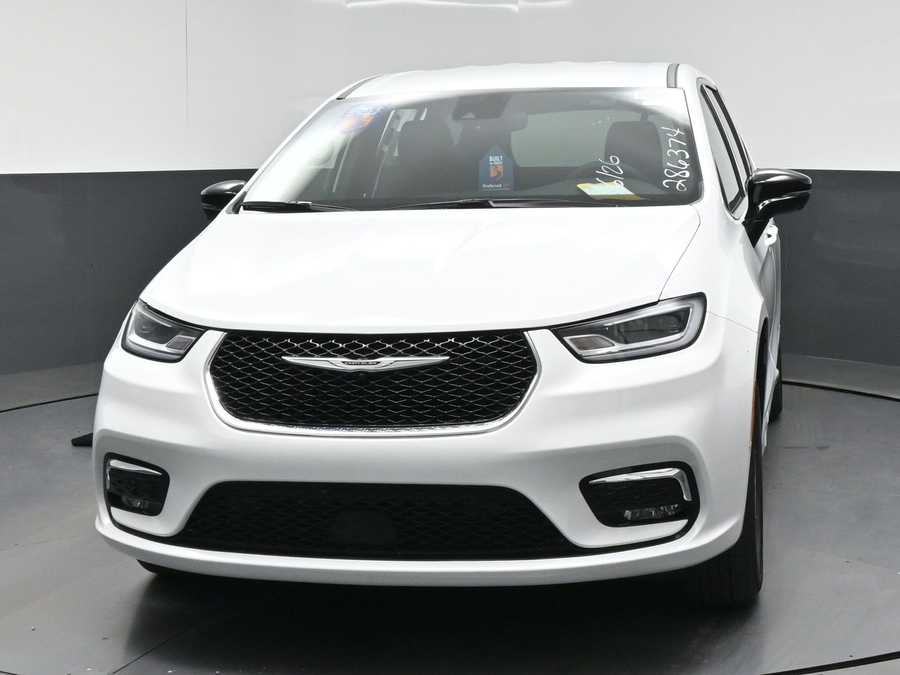 White Chrysler Pacifica image number 15