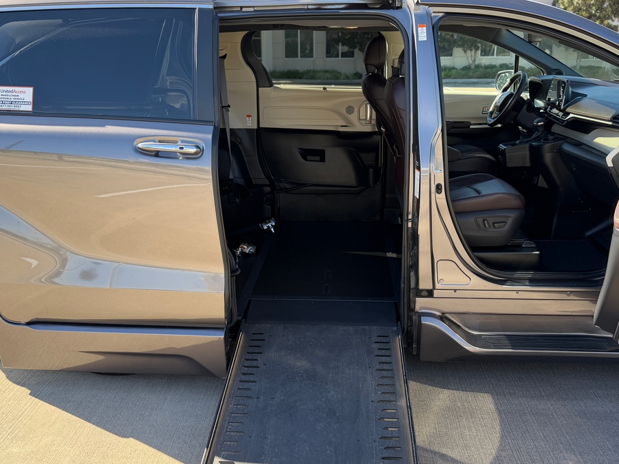 Used 2023 Toyota Sienna Hybrid Platinum - BraunAbility Side Entry Entry In Floor Automatic Ramp